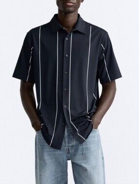 EUC•ZARA•Men's Navy Short-Sleeve Button-Up Shirt with White Pinstripes•Medium⬜🟦